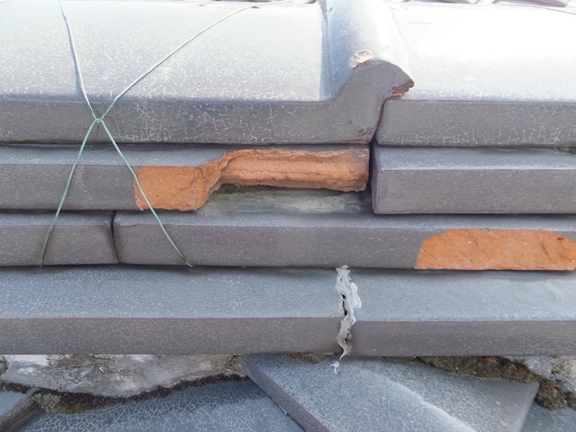 破損したのし瓦